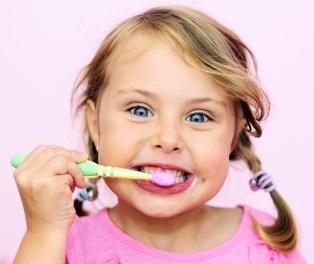 Wie man einem Kind beibringt, seine Zähne zu putzen