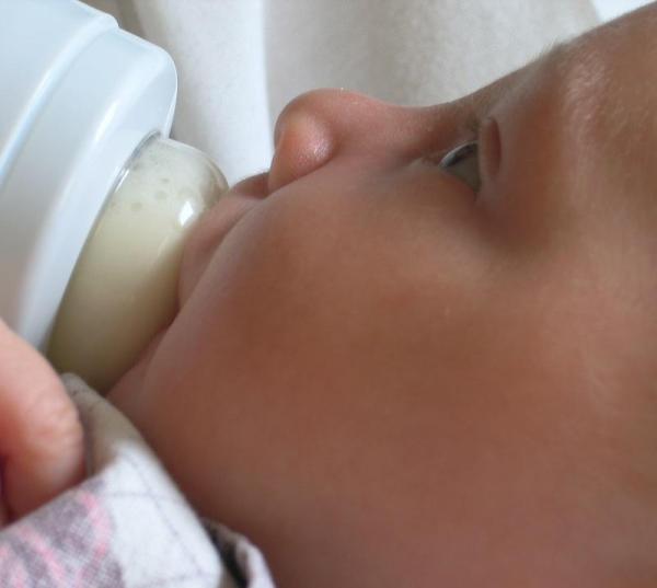 Wie man Muttermilch extrahiert und konserviert