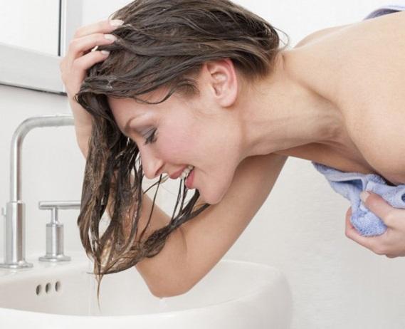 Wie man hausgemachtes Shampoo für fettiges Haar macht