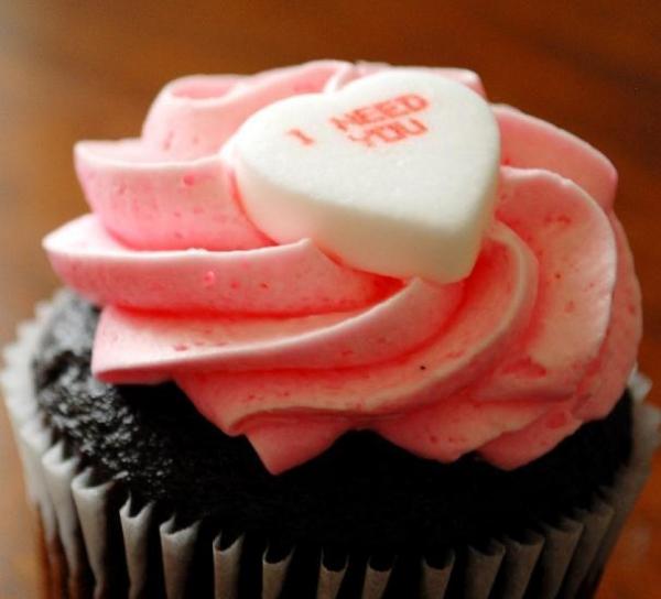 Wie man Cupcakes zum Valentinstag herstellt