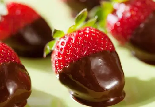 Wie man Erdbeeren mit Schokolade macht
