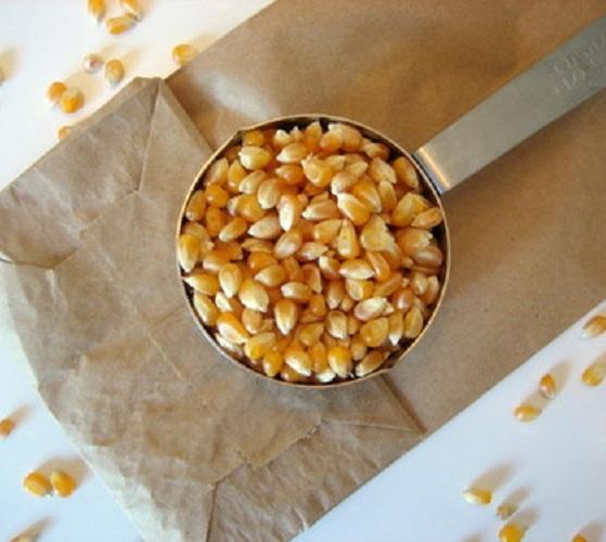 Wie man Popcorn mit einer Papiertüte macht