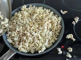 Wie man Popcorn in der Pfanne macht