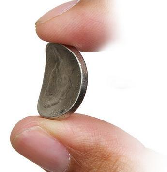 Wie man einen Trick macht, um eine Münze verschwinden zu lassen