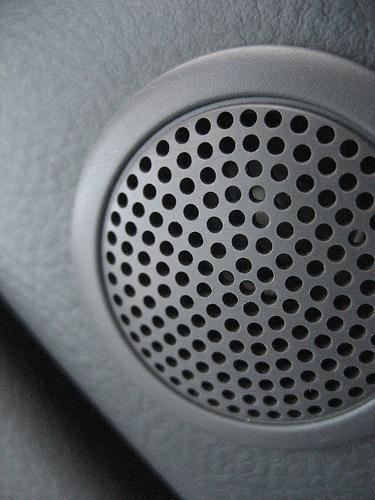 Wie man Lautsprecher im Auto installiert