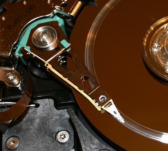 Wie installiere ich einen IDE CD / DVD Rewriter / Writer auf einem Desktop Computer?