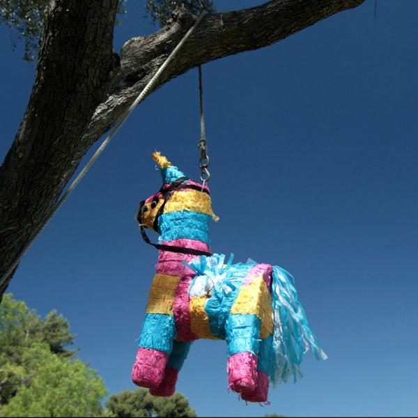 Wie organisiert man eine Piñata für Erwachsene?