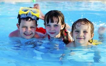 Welche Aktivitäten mit den Kindern im Pool zu tun haben