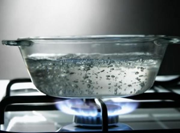 Was mache ich, wenn ich mit kochendem Wasser verbrenne?
