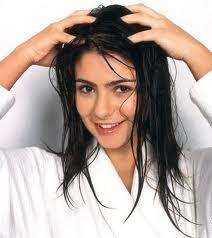 Wie man eine Anti-Haarausfall-Lotion für Frauen richtig aufträgt