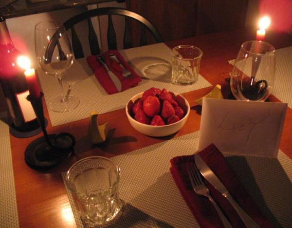 Wie man das Haus für ein romantisches Abendessen verziert