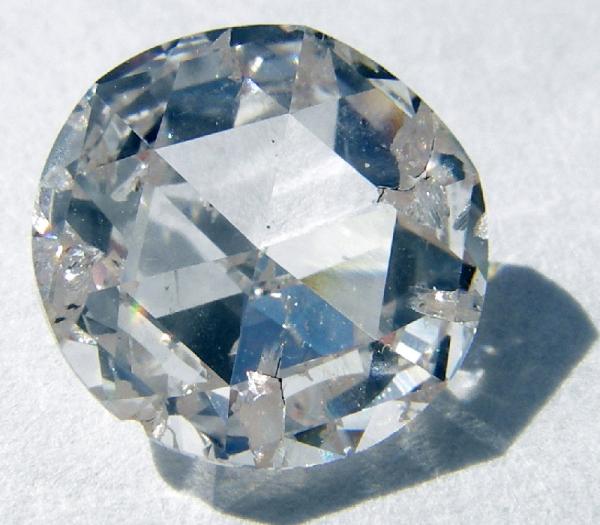 Wie unterscheidet man einen Diamanten von einem Zirkonia?