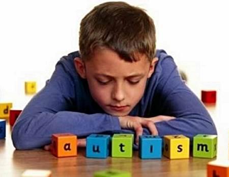 Wie wählt man Spielzeug für autistische Kinder