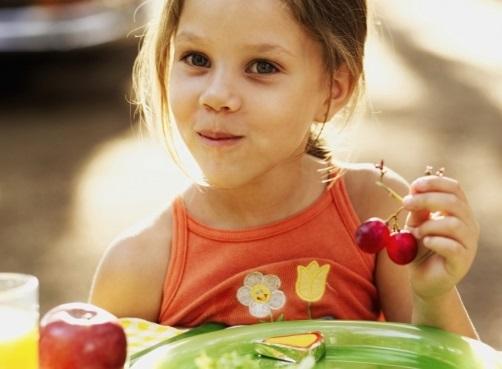 Wie man Kindern beibringt, alleine zu essen