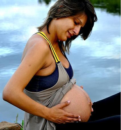 Wie ist die Behandlung von Eileiterschwangerschaft mit einem lebenden Fötus