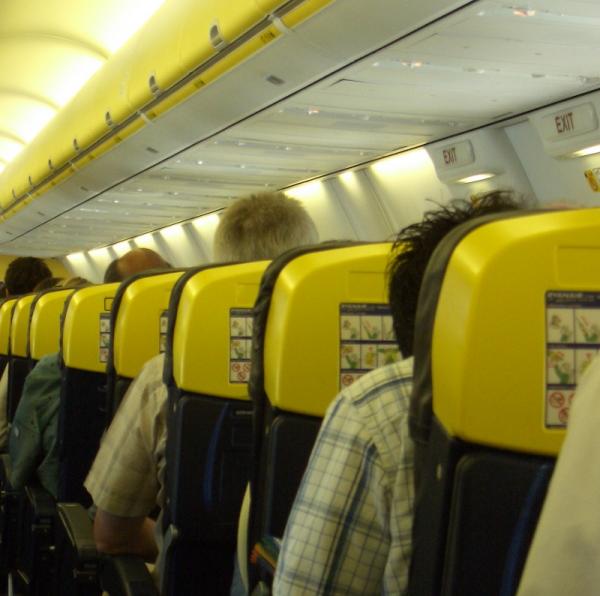 Wie man Ohrenschmerzen vermeidet, wenn man mit dem Flugzeug reist