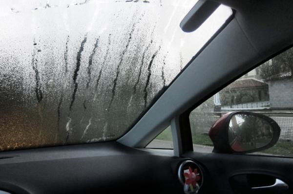 Wie man vermeidet, die Fenster des Autos zu beschlagen
