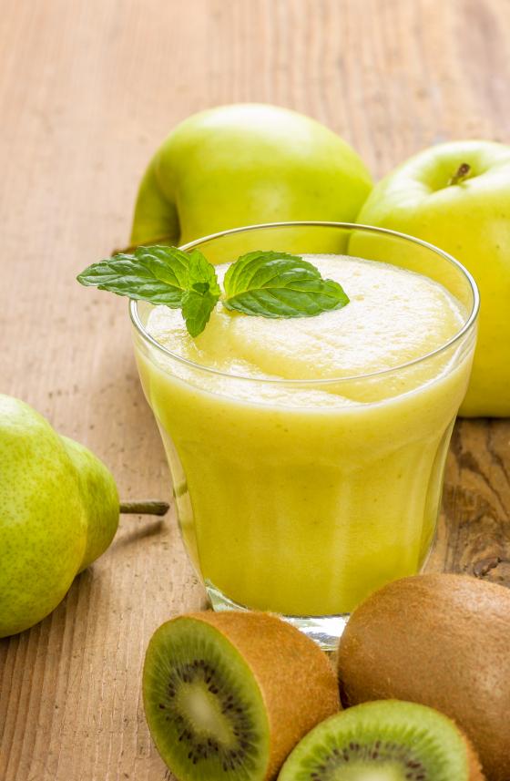 Wie man Apfel- und Kiwi Smoothie macht | einWie.com