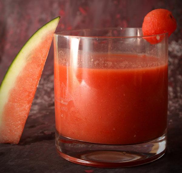 Wie man Wassermelonen- und Tomaten Gazpacho macht