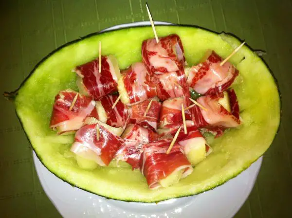 Wie man Melone mit Schinken auf eine sehr originelle Weise herstellt