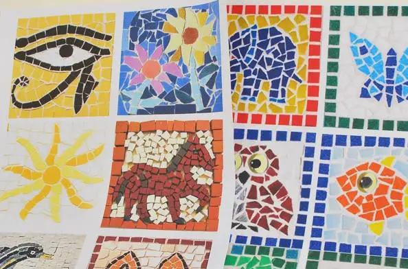 Wie man römische Mosaiken für Kinder herstellt
