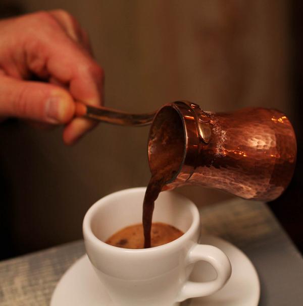 Wie man einen türkischen Kaffee macht