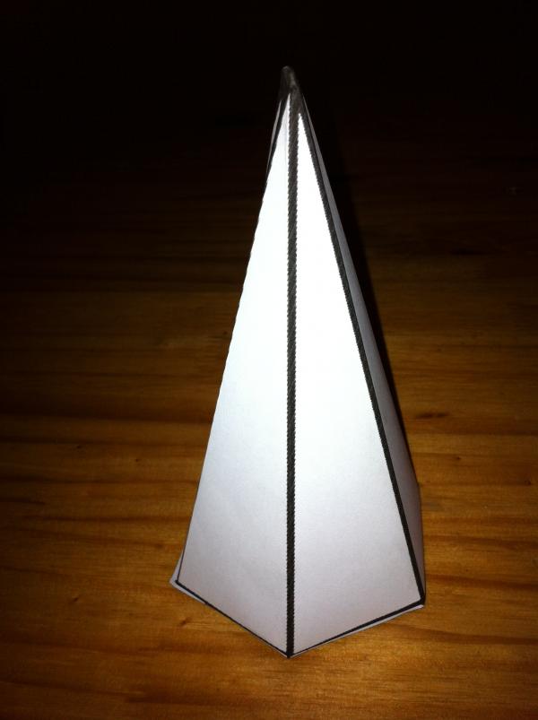 Wie man eine Pyramide mit einer sechseckigen Basis macht