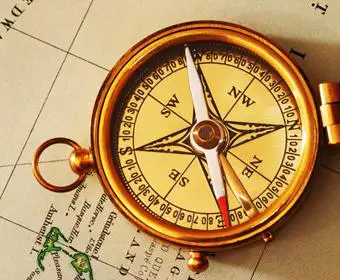 Wie man sich mit einem Kompass orientiert
