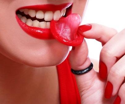 Wie man ein Kondom mit dem Mund steckt