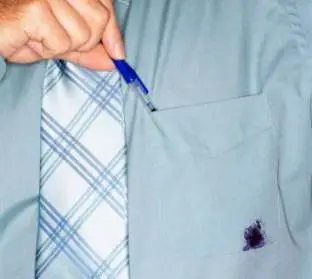 Wie man Kugelschreiberflecken von Kleidung entfernt