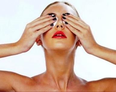 Wie man dunkle Ringe mit Gesichtsübungen reduziert