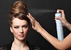 Wie man Haarspray auf das Haar aufträgt