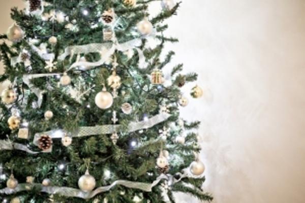 Wie man den Weihnachtsbaum mit künstlichem Schnee schmückt