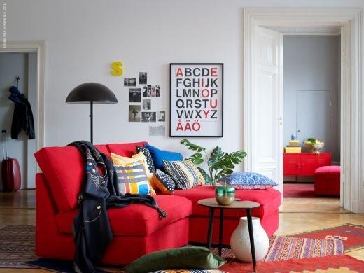 Wie man ein Wohnzimmer mit einem roten Sofa schmückt