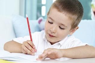Wie man einem Kind beibringt, seinen Namen zu schreiben