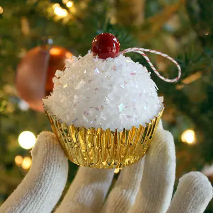 Wie man Weihnachtsdekorationen mit einer Cupcakeform macht