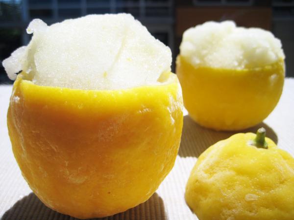 Wie man Zitronen-Frappé zubereitet