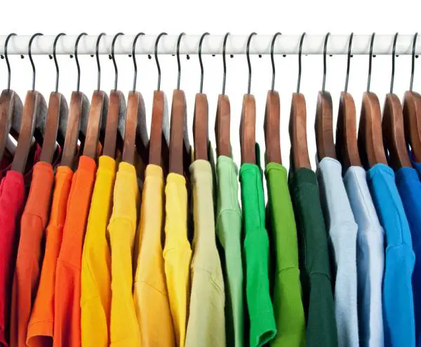 Wie man die Farbe von Kleidung erhält