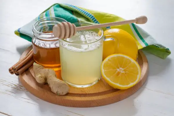Wie man Zitrone mit Honig zubereitet, um meine Halsschmerzen zu lindern