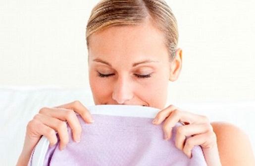 Wie man den Geruch von Schweiß auf Kleidung entfernt