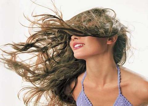 Wie man statische Elektrizität vom Haar entfernt