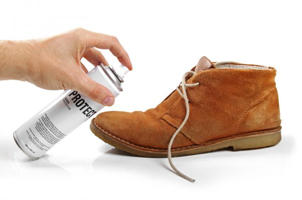 Wie man Ölflecken von Schuhen entfernt