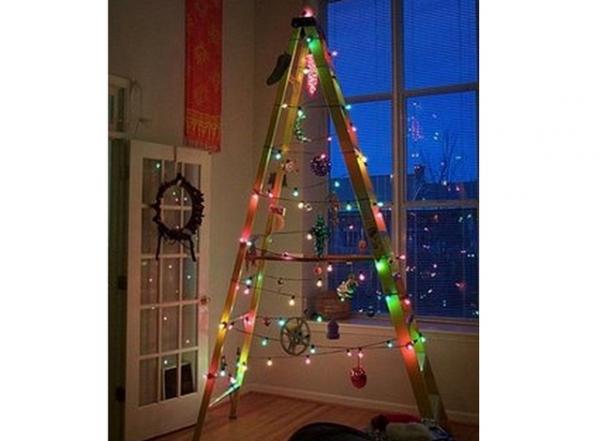 Wie man einen Weihnachtsbaum mit einer Leiter macht