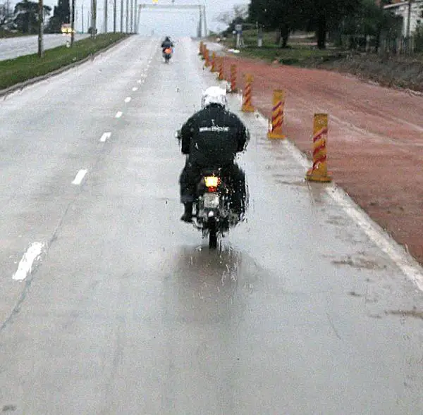 Wie man ein Motorrad mit Regen fährt