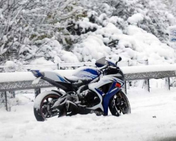 Wie man ein Motorrad mit Schnee fährt