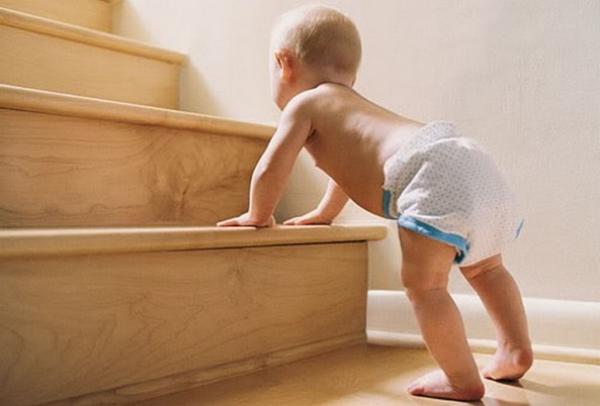 Wie bringe ich meinem Kind bei, die Treppe hinaufzusteigen