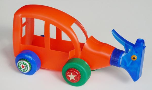 Wie man Spielzeug mit recyceltem Material herstellt