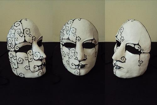 Wie man Masken mit Pappmaché herstellt