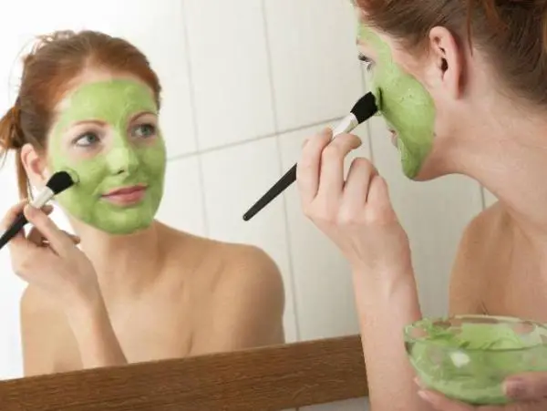 Wie man Gesichtsmasken für verschmutzte Haut herstellt