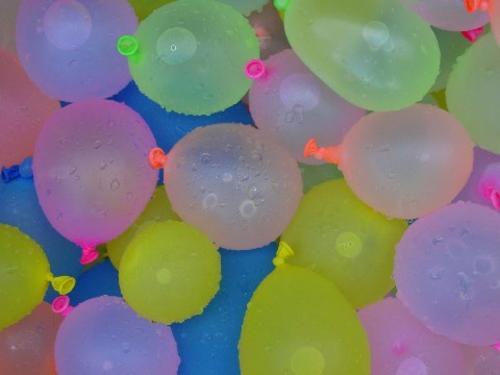 Wie man einen Wasserballonkrieg macht